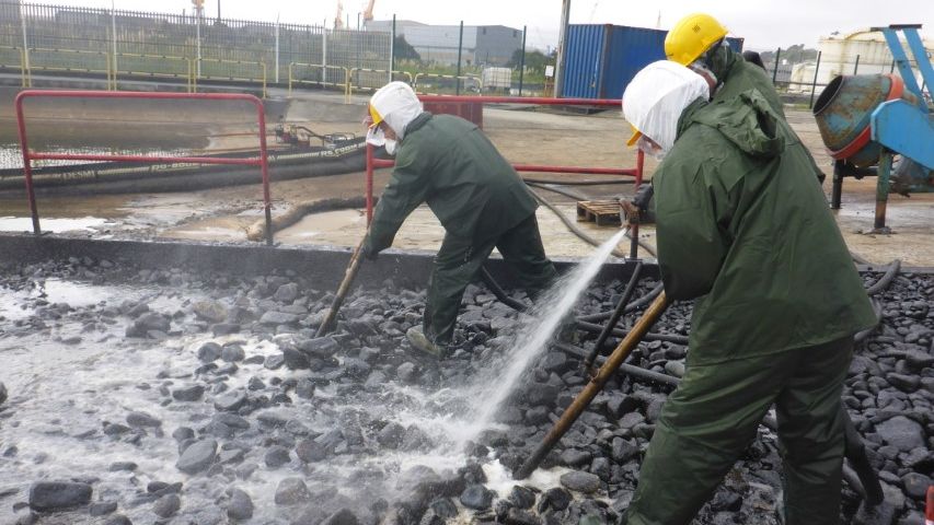 Naval Group - Pratique Lutte contre les pollutions accidentelles par hydrocarbures